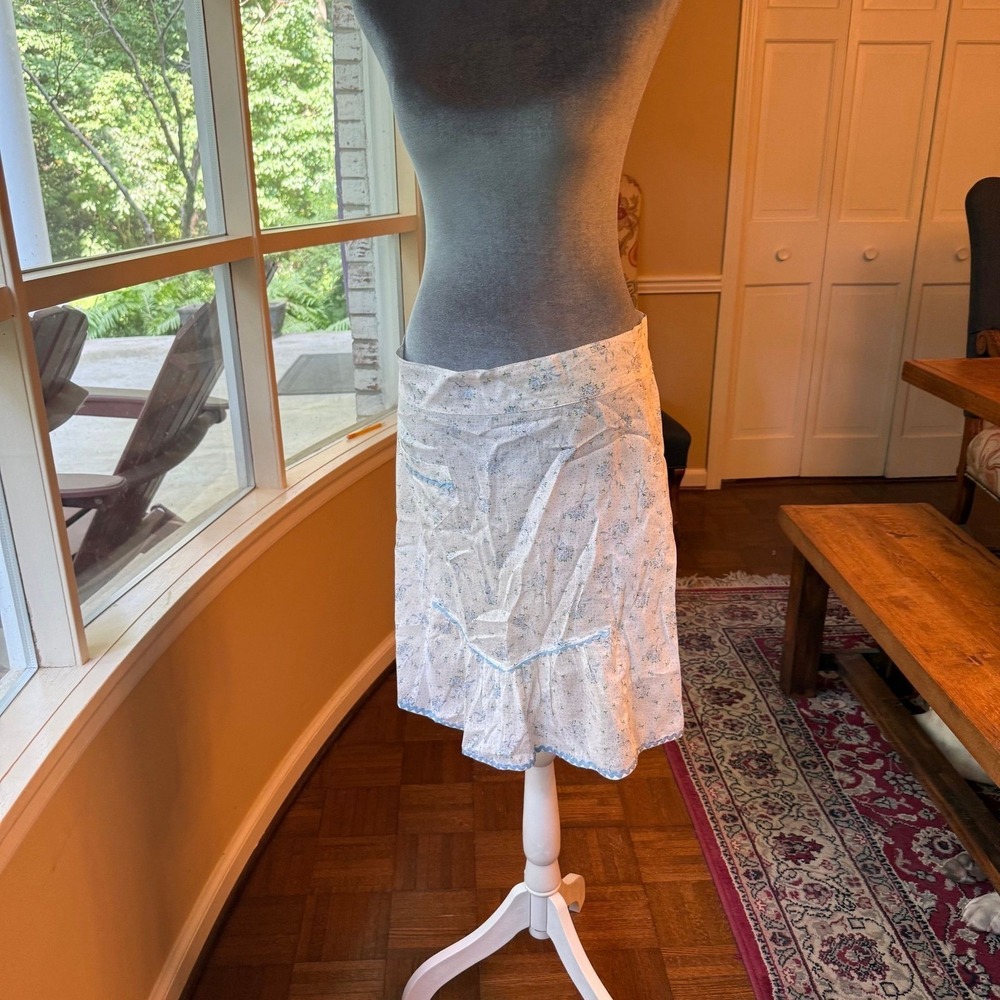 Vtg half apron light blue floral pattern side pocket ruffled hem rick-rack trim